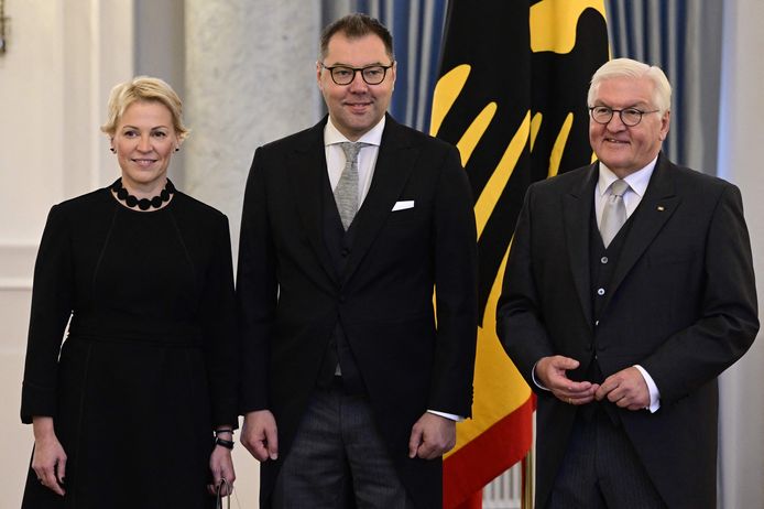 De Duitse bondspresident Frank-Walter Steinmeier samen met de nieuwe Oekraïense ambassadeur Oleksii Makeiev en diens vrouw Olena Makeieva in Berlijn gisteren.