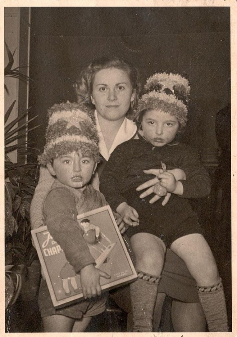 Andrée Geulen met geredde kindjes vlak na de bevrijding in 1945. Beeld VRT