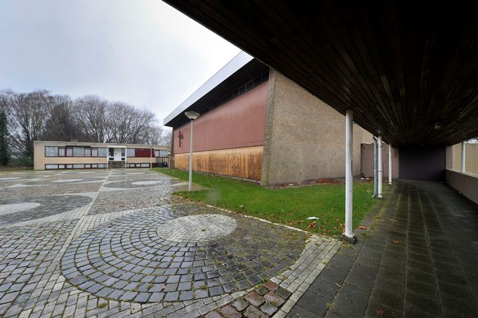 Archieffoto van het kerkgebouw aan de Van Heelulaan