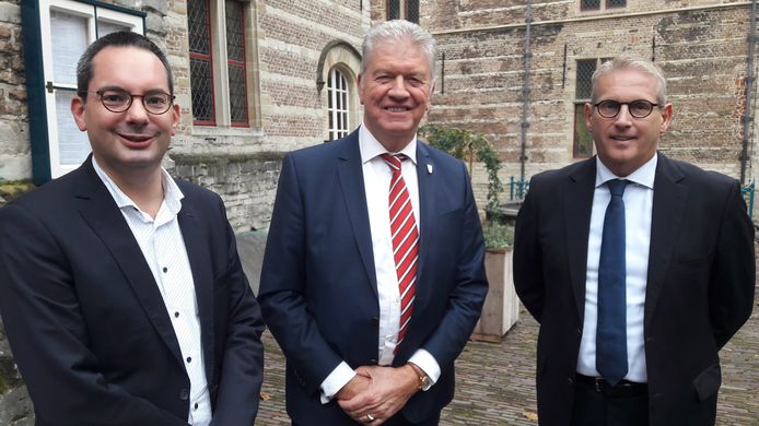 De Bergse burgemeester Frank Petter (midden) oogst begrip van de buurgemeenten Woensdrecht en Steenbergen met zijn oproep tot betere naleving van de corona-regels. De 'buren' kennen veel minder besmettingen.