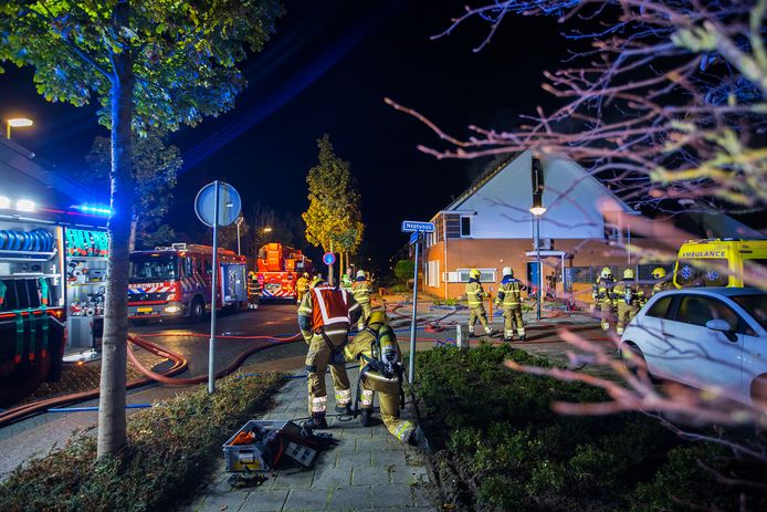 Hulpdiensten aanwezig bij de woningbrand in Schijndel