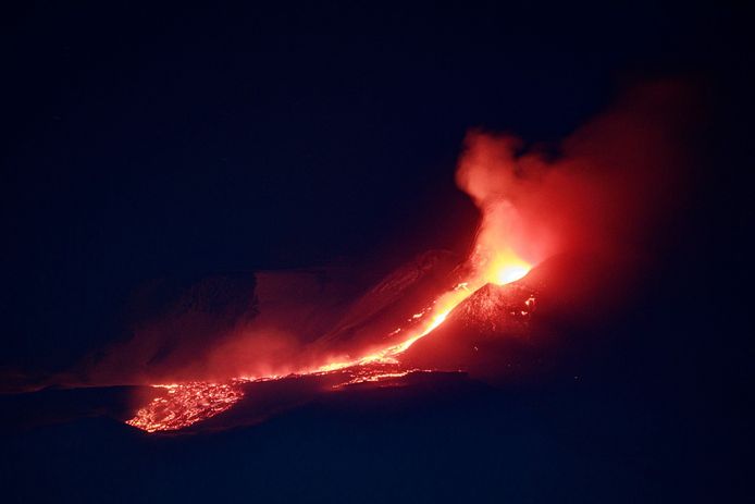 L Etna Illumine Le Ciel De Sicile Video 7sur7 Be