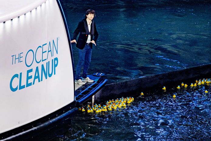 Le fondateur de The Ocean Cleanup, Boyan Slat, prononce un discours lors de la présentation d'une nouvelle technologie permettant d'étendre l'opération de nettoyage.