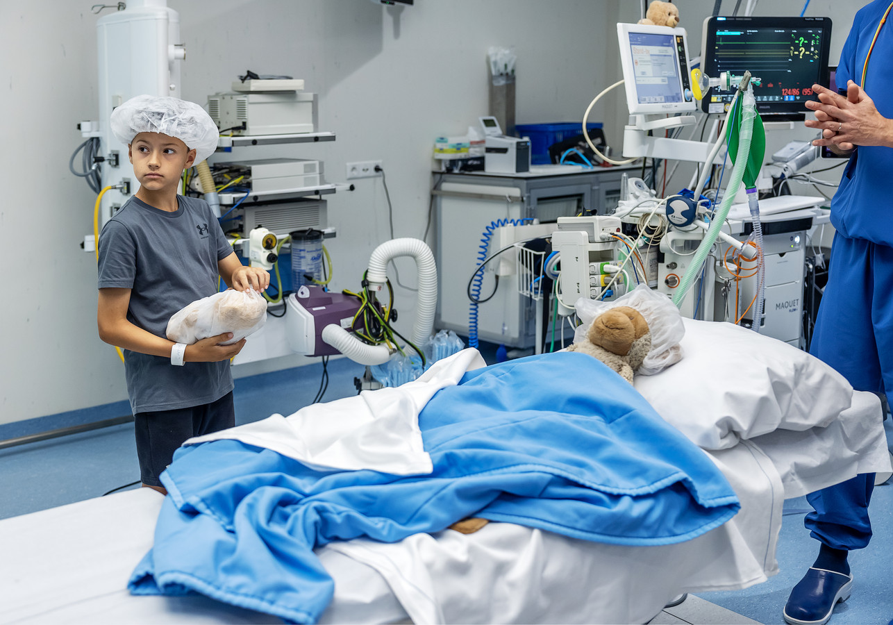 Mama heeft kanker, maar ziekenhuis blijft spannend: dus kijken James (9) en  Julia (5) mee op de oncologie | Foto | AD.nl