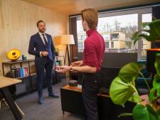 Minister Hugo de Jonge bezoekt groen en herbruikbaar woonproject voor starters in Gouda