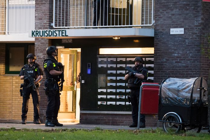 In Nieuwegein vielen zwaarbewapende agenten de flat Kruisdistel binnen.