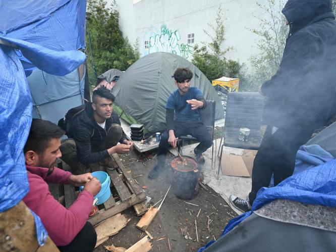 500 mensen geëvacueerd uit “mensonwaardig” vluchtelingenkamp in de buurt van Parijs