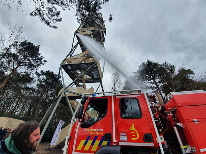 De nieuwe brandtoren op de Kalmthoutse Heide is officieel in gebruik genomen. Voor de brandwachters zal het veel comfortabeler werken zijn. De brandweer kwam het gebouw inzegenen.