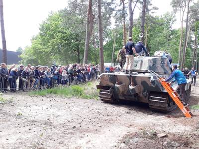 In de rij voor een kijkje in de Königstiger