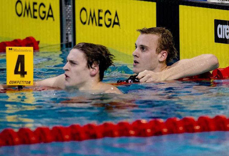 Dion Dreesens (rechts) na de 200 meter vrije slag tijdens de Swim Cup Eindhoven. Beeld anp