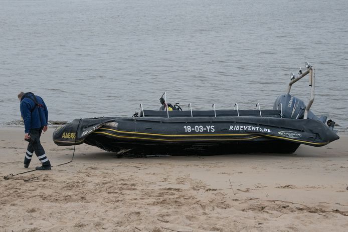 De gecrashte speedboten werd door de Scheepvaartpolitie in beslag genomen.