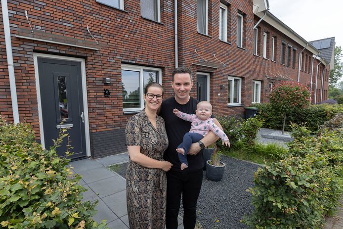 Pim Peters en Wendy van den Akker samen met hun dochter Nola voor hun huis in Valkenswaard. Ze zijn op zoek naar een huis in Uden. Maar dat gaat nog niet zo makkelijk.