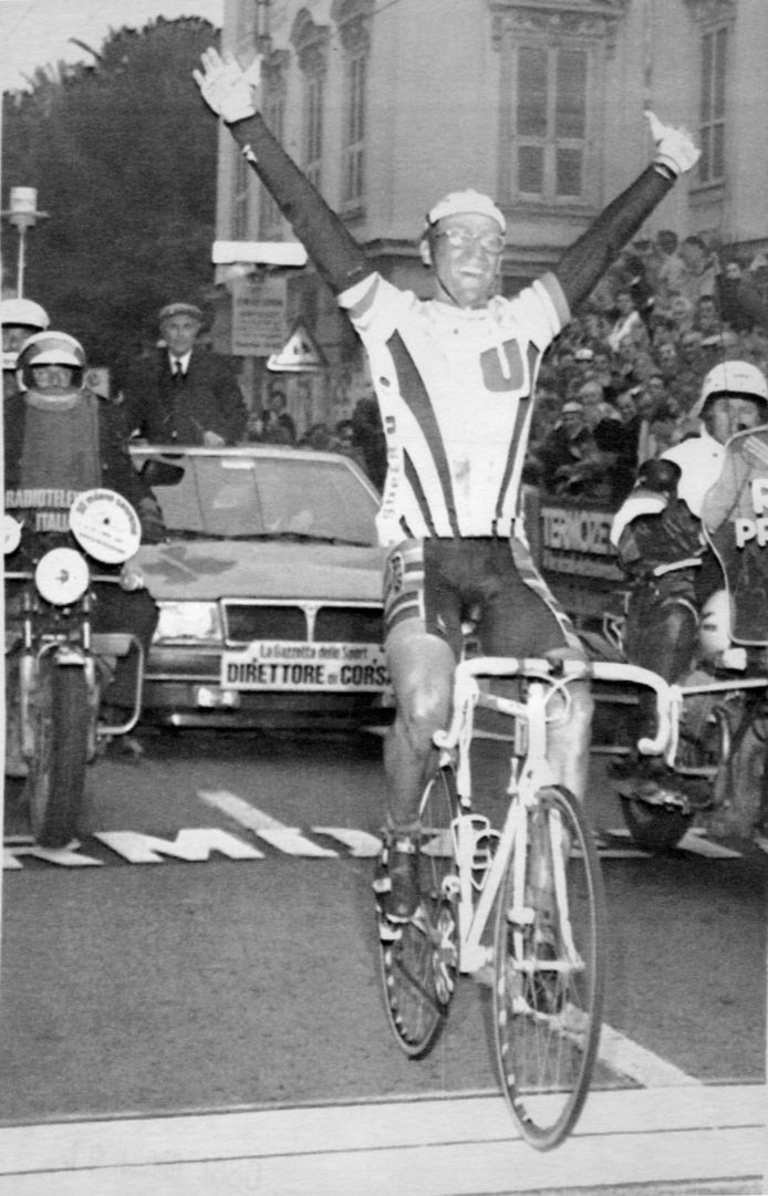 Laurent Fignon bolt in 1989 als eerste over de meet in Milaan-Sanremo.