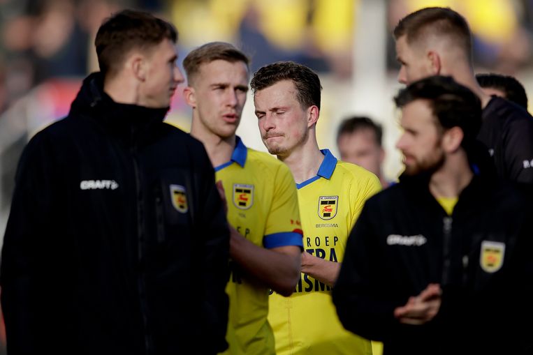 Leon Bergsma (m) van Cambuur en zijn ploeggenoten druipen teleurgesteld af na de 5-0-nederlaag in Leeuwarden tegen Ajax. Beeld Getty Images