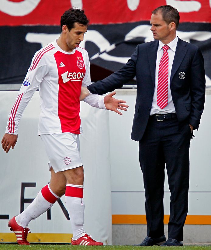 Frank de Boer met Mounir El Hamdaoui in hun periode bij Ajax.