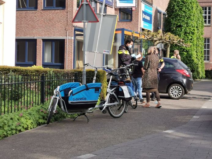 Een fietser is met verwondingen naar het ziekenhuis gebracht na een aanrijding op de Kerklaan in Apeldoorn.