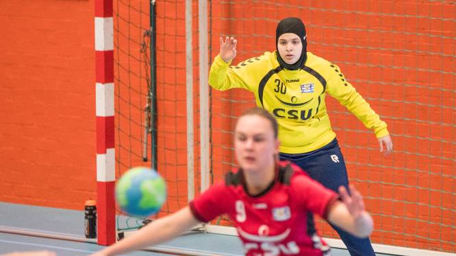 Keepester Chaima Benkaddour houdt handbalsters HC Zeeland aan goede kant van de score