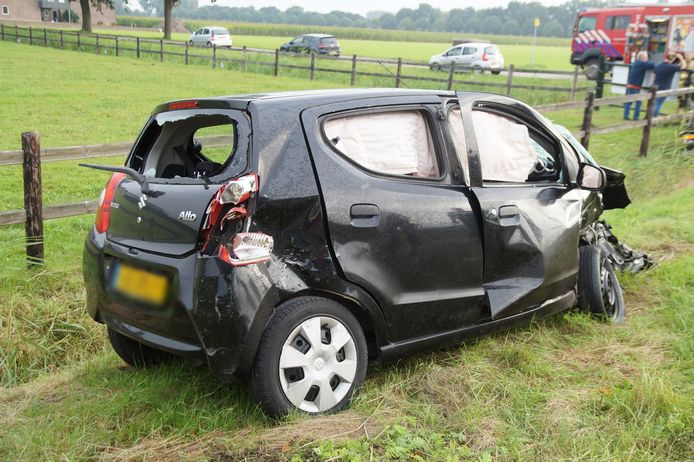 Botsing met twee auto's in Drunen.