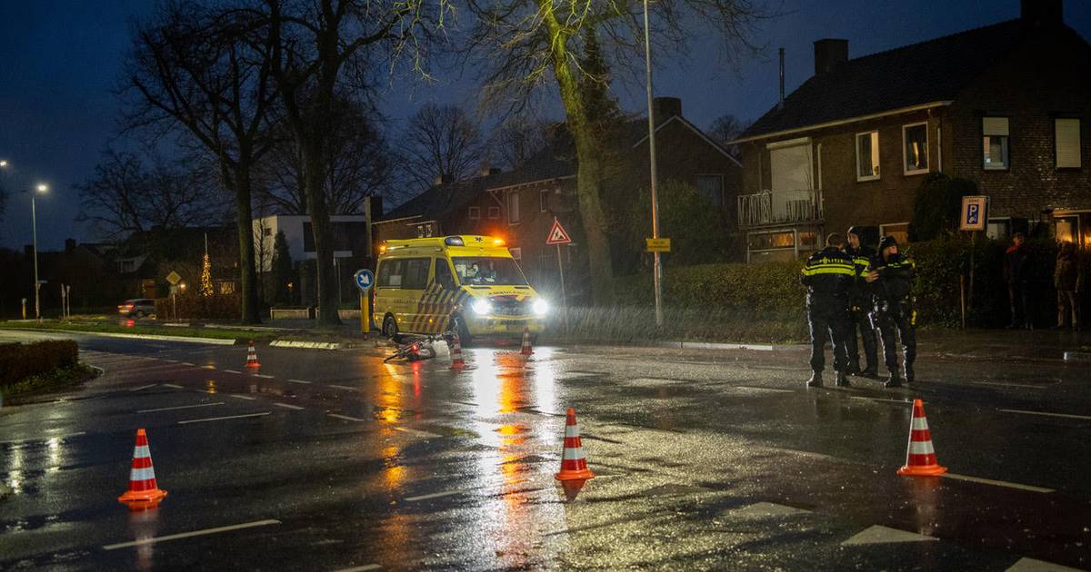 Jonge fietser naar ziekenhuis na aanrijding met auto op rotonde in Ede.