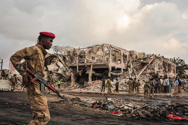 Een Somalische soldaat bekijkt de plek van de aanslag in Mogadishu waar 300 doden vielen. Beeld afp
