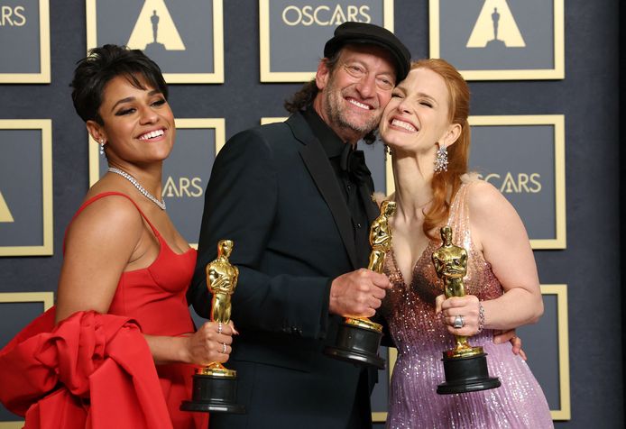 Ariana DeBose, Troy Kotsur en Jessica Chastain met hun Oscars.