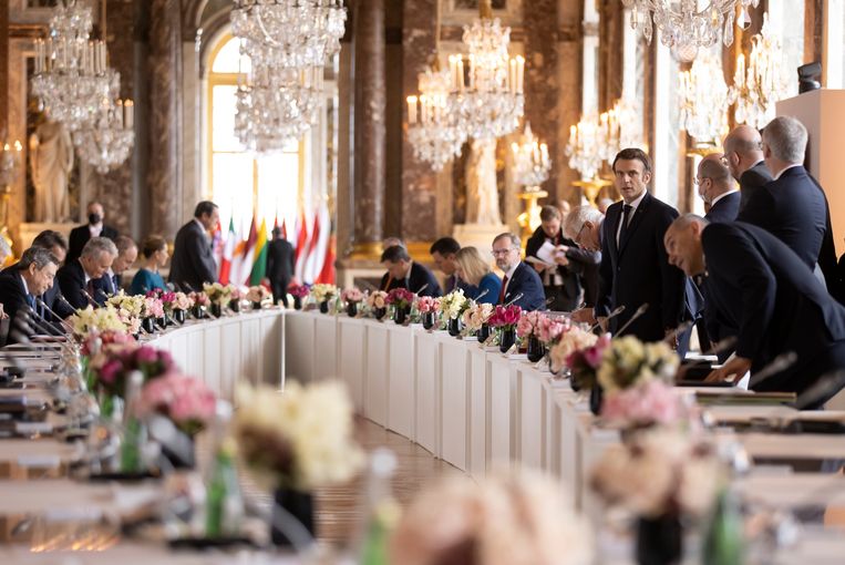 Frans president Macron en ­andere Europese leiders tijdens een informele EU-top in Ver­sailles op 11 maart, waar het over de Russische inval ging.  Beeld AP