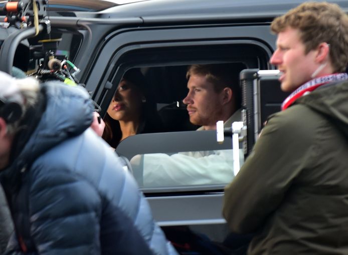 Kevin De Bruyne en vrouw Michèle gespot op filmset in Manchester: 'KDB' wordt nieuw gezicht van hamburgerketen McDonald's | Voetbal | hln.be