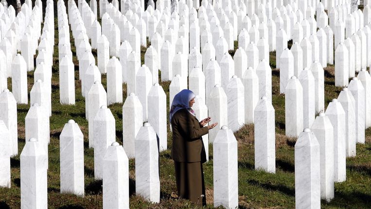 Een Bosnische vrouw bidt bij het Srebrenica herdenkingscentrum. Beeld epa