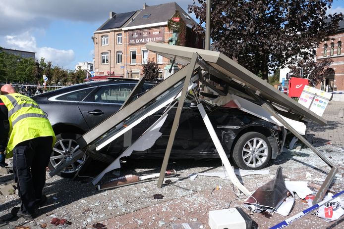 Een wagen reed over de fiets- en voetgangersbrug van Nekkerspoel om tot stilstand te komen in het bushokje.