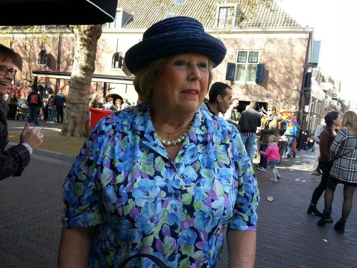 Beja Bakker werd op het Kerkplein in Woerden door iedereen aangezien als de échte Beatrix.