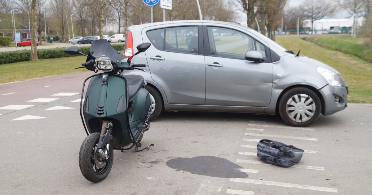 Scooterrijder loopt hoofdwond op bij botsing met auto in Drunen.