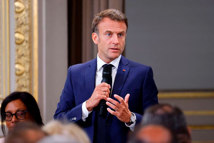 Macron spreekt burgemeesters toe.
