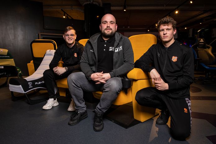 Gouwenaar Rory ter Bork met de esporters van FC Volendam. Ter Bork fungeert als coach van beide FIFA-spelers, maar ook van die van NEC en Fortuna Sittard.