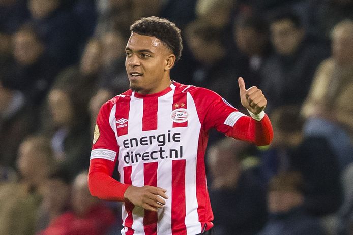 Donyell Malen schoot PSV op 1-3 tegen De Graafschap.