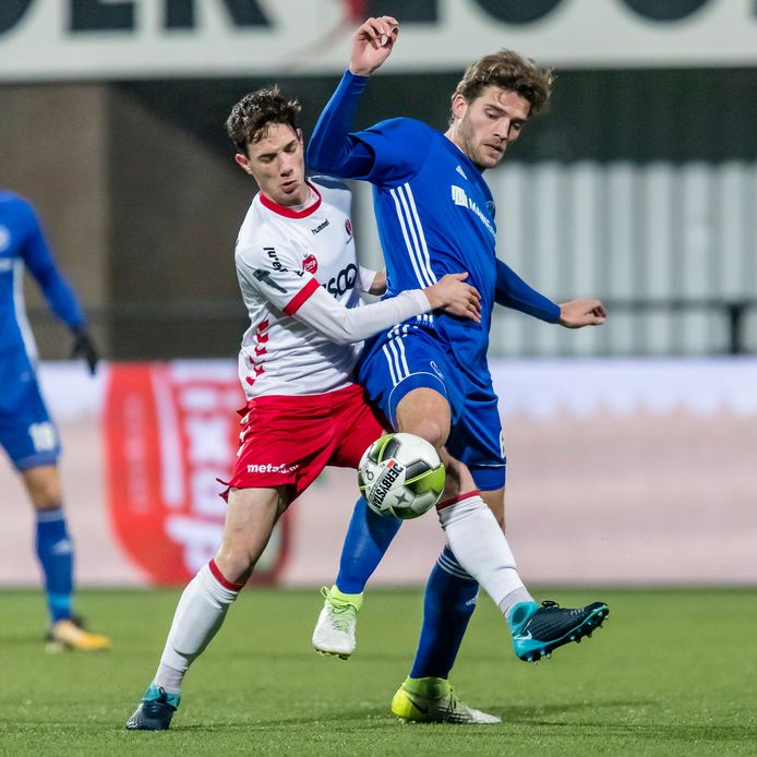 Bram Zwanen vecht een duel uit met Javier Vet van Almere City.