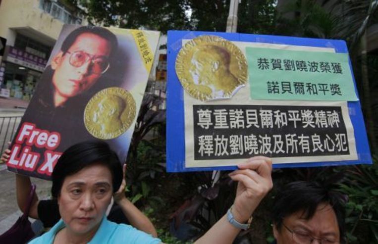 Mensen uit Hong Kong feliciteren dissident Liu Xiaobo met het winnen van de Nobelprijs. ANP Beeld 