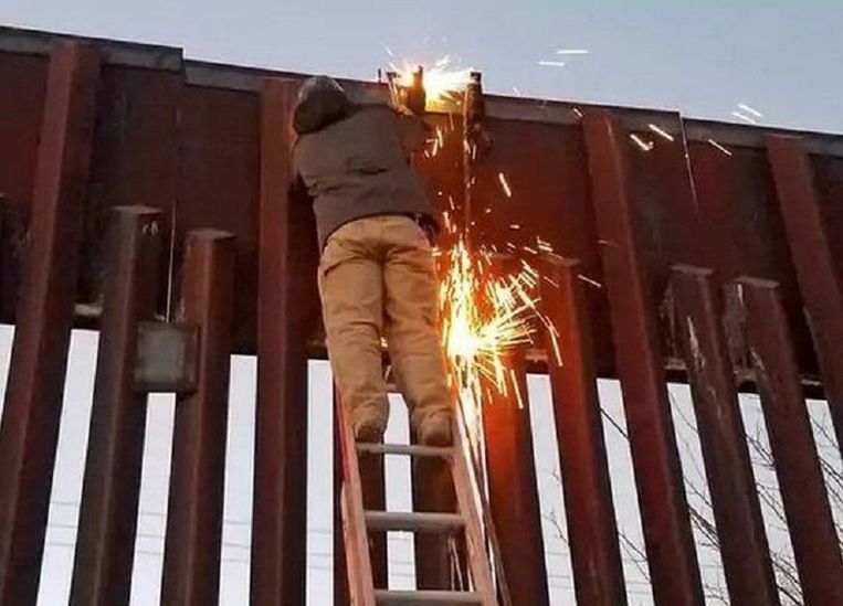 Aan het Mexicaanse grenshek werden in 2007 mannen betrapt die een katapult aan het vastlassen waren, geladen met twee reusachtige bundels cannabis. Beeld Photonews