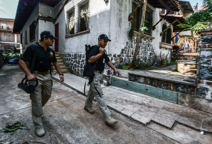 Politie in Panama-stad houdt het huis van drie van mensensmokkel verdachte personen in de gaten.