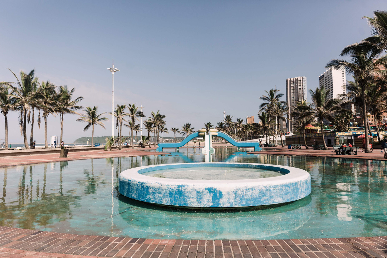 De kust bij Durban, Zuid-Afrika, is vrijwel verlaten. Beeld AFP