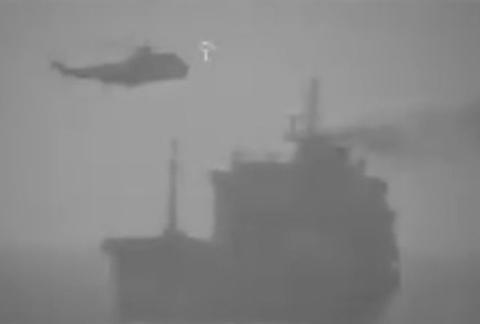 Vanuit een helikopter lieten soldaten zich langs een touw zakken tot op de olietanker.