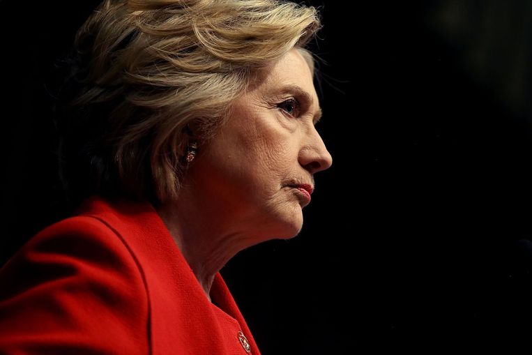 Hillary Clinton weigert in te gaan op de harde persoonlijke aanvallen van Trump. De vraag is hoe lang ze dit nog kan volhouden. Beeld AFP