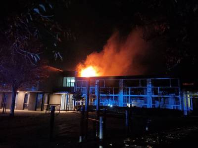 Brand in schoolgebouw in Delden onder controle, vlammen sloegen uit het dak