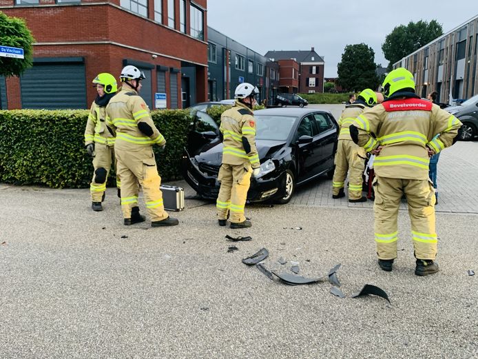 De brandweer moest een automobiliste bevrijden na een botsing op de Da Vincilaan in Ede.