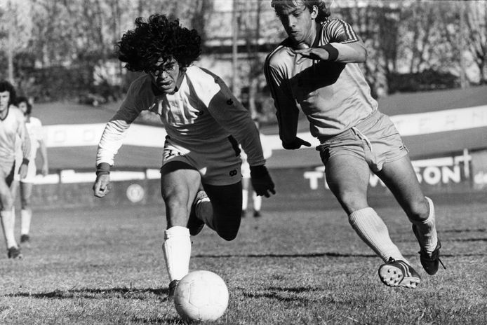 Een zestienjarige Diego Maradona in september 1977 in acite voor  Argentinos Juniors.