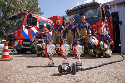 Rubberen kip in prijzenkast brandweer Oud Gastel: staat daar straks een glimmende beker naast?