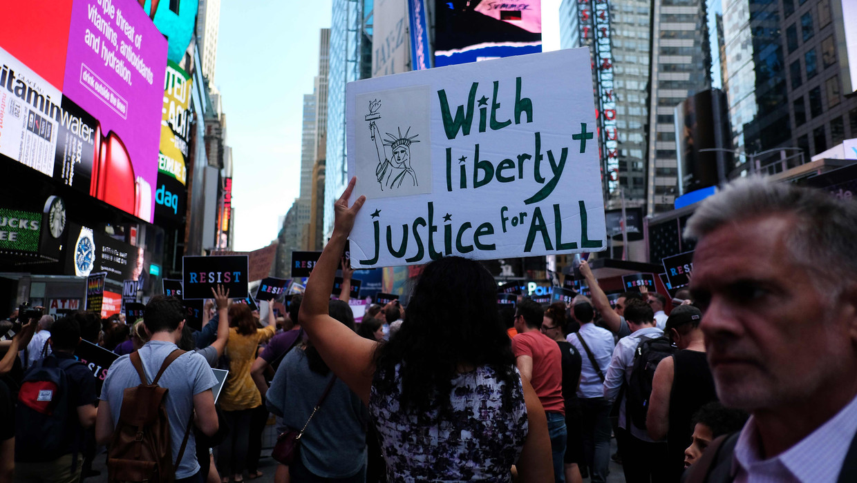 Een demonstratie op Times Square in New York tegen de plannen van Donald Trump. Beeld afp