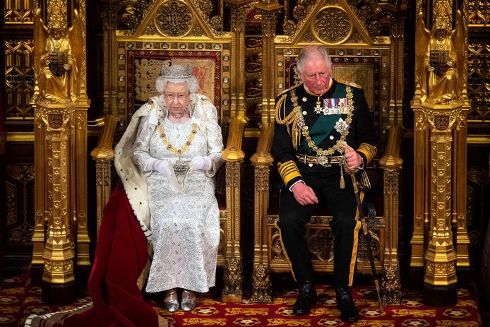Koningin Elizabeth (L) en prins Charles (R).