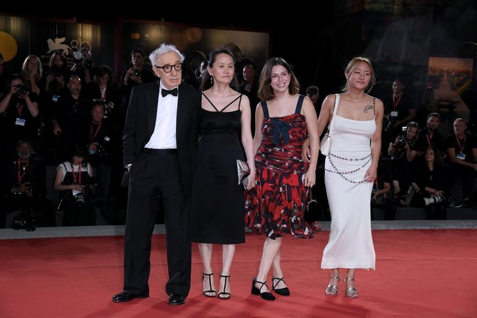 Woody Allen met zijn vrouw Soon-Yi Previn en hun adoptiekinderen Bechet Allen en Manzie Tio Allen op het filmfestival van Venetië.