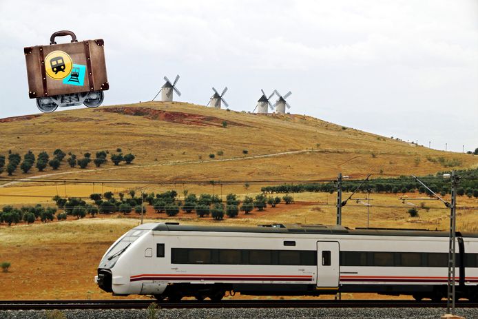 Een trein passeert bij Alcázar de San Juan enkele van de windmolens die beroemd zijn geworden uit het boek van Don Quichot.
