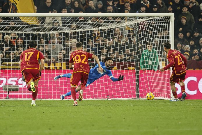 Dybala scoort de strafschop en brengt Roma langszij.